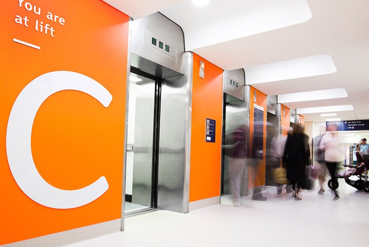 如何應(yīng)用顏色增加標(biāo)識系統(tǒng)的方向感與高級感？